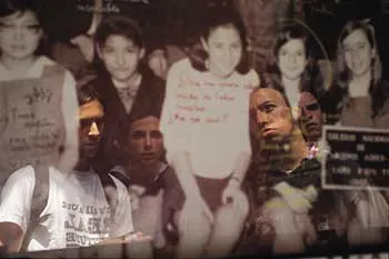 Estudiantes de hoy miran una foto grupal antigua: sus rostros se superponen con los de la foto.