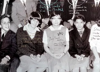 Foto grupal antigua de estudiantes, con anotaciones escritas a mano sobre la imagen.